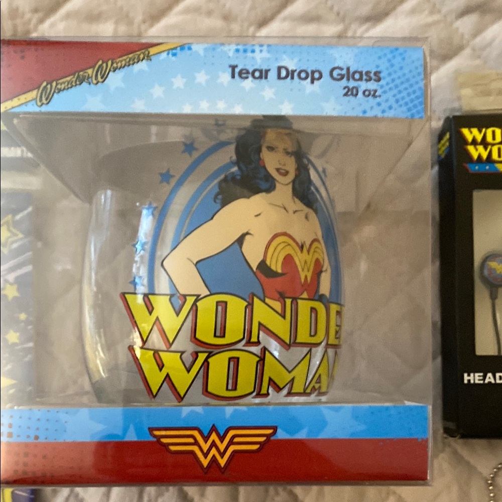 Wonder Woman Bundle Set - Picture 4 of 6